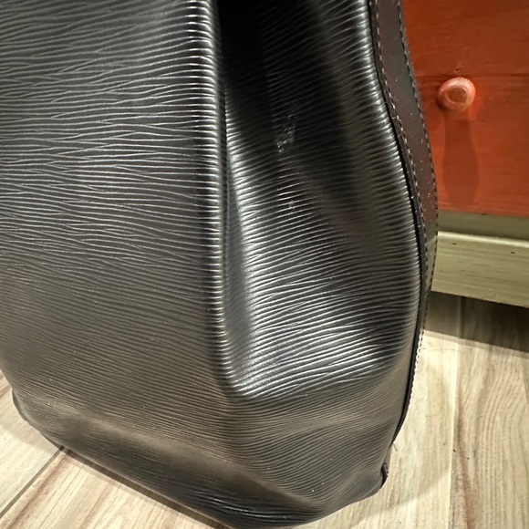 Authentic Louis Vuittton Epi Backpack - Picture 4 of 14